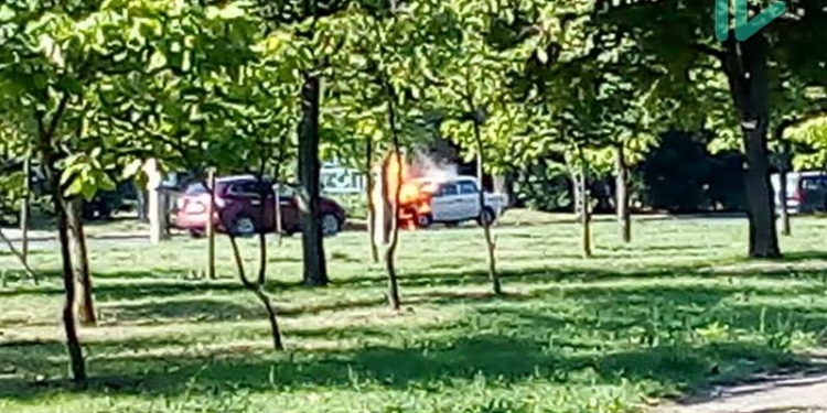 В Николаеве напротив парка имени 61 коммунара горит автомобиль Жигули (ВИДЕО и ФОТО)