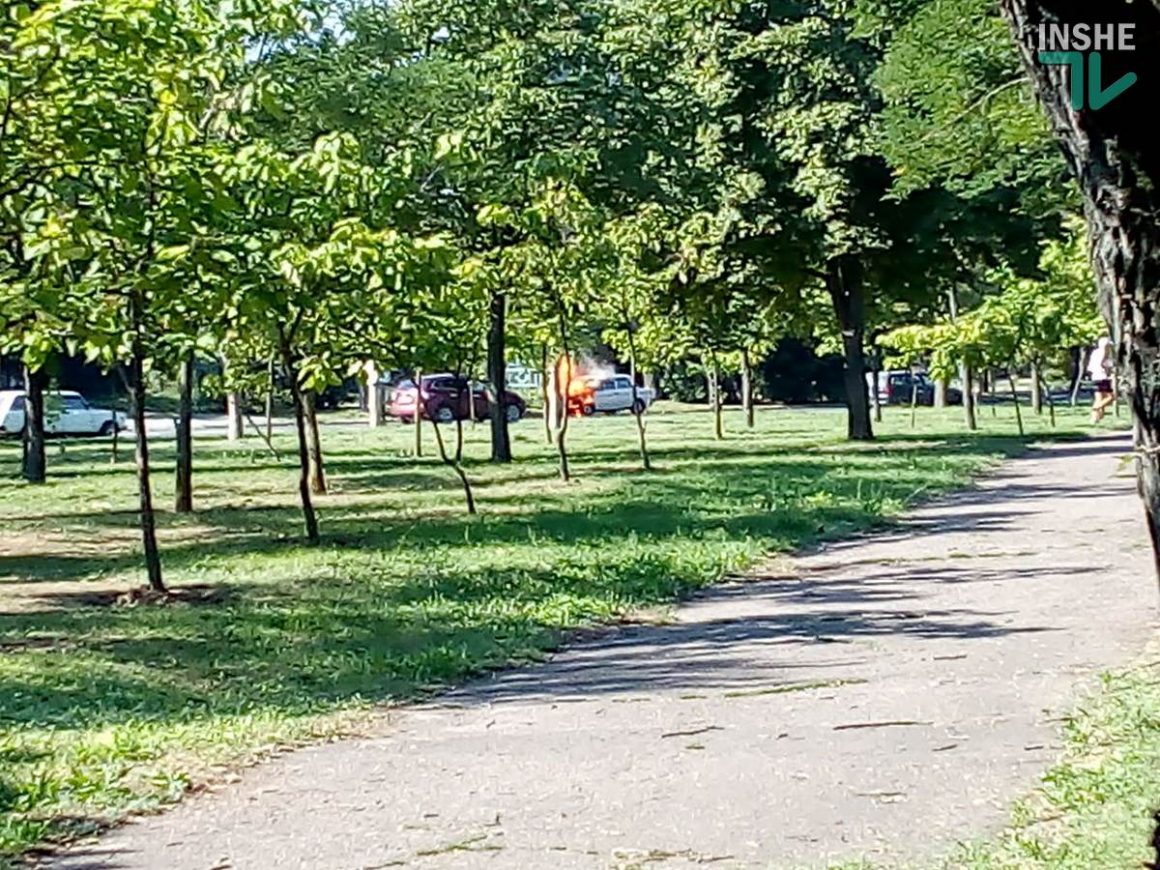 В Николаеве напротив парка имени 61 коммунара горит автомобиль Жигули (ВИДЕО и ФОТО) 2