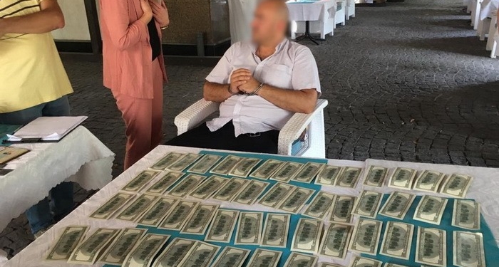 Пугал Зеленским. В Житомире задержан вымогатель, он же  председатель общественного совета при ОГА (ФОТО)