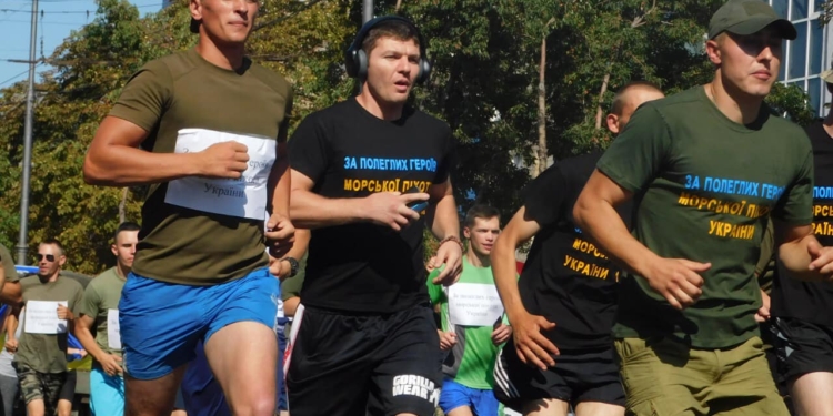 «Уважаю воинов – бегу за героев Украины»: николаевские морпехи присоединились к всеукраинскому забегу в Мариуполе (ФОТО)