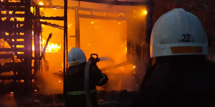 В Очакове спасатели потушили пожар деревянных домиков на территории пансионата (ФОТО)