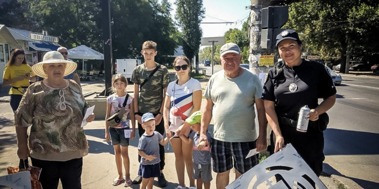 Патрульные Николаева нанесли новую порцию предупредительных надписей у пешеходных переходов (ФОТО)