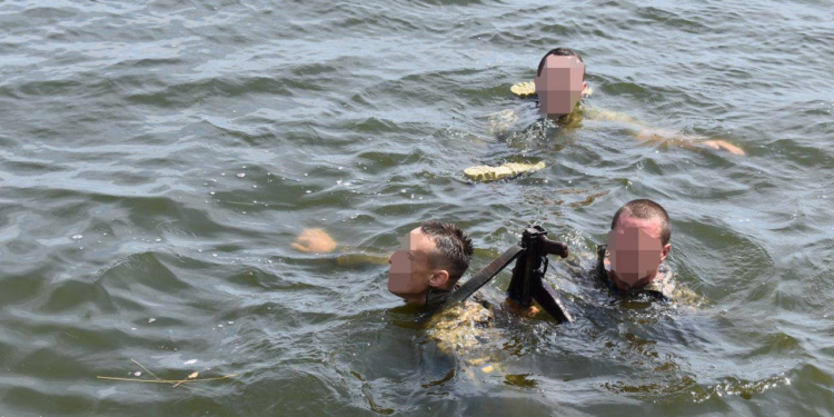 Очаковские «морские котики» победили на соревнованиях по военно-прикладному плаванию (ФОТО)