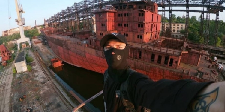 В Николаеве сталкеры пробрались на недостроенное судно на территории НСЗ (ФОТО, ВИДЕО)