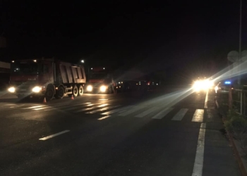 Под Южноукраинском колонна перегруженных грузовиков отказалась проходить весовой контроль (ФОТО)