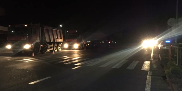 Под Южноукраинском колонна перегруженных грузовиков отказалась проходить весовой контроль (ФОТО)