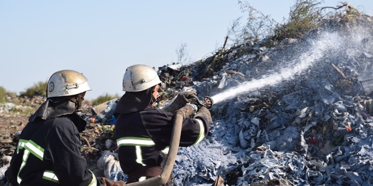 В Вознесенском районе третьи сутки тушат пожар на свалке. Директора КП, который отвечает за нее, уволили (ФОТО)