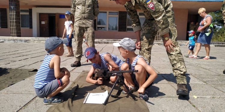 Николаевские десантники в День Независимости Украины организовали выставку вооружения и военной техники (ФОТО)