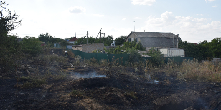В Николаевской области за сутки сгорели хозпостройки общей площадью 100 кв.м и выгорело 11,7 га открытых территорий (ФОТО)