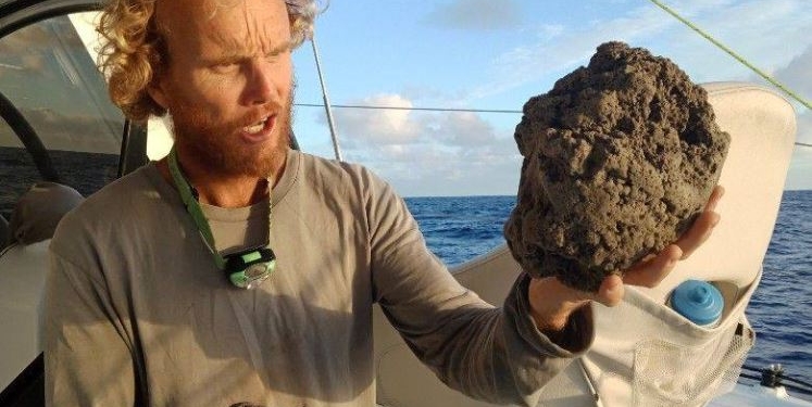 После извержения вулкана. В Тихом океане обнаружен остров из пемзы размером с Вашингтон. Ученые рады (ВИДЕО)