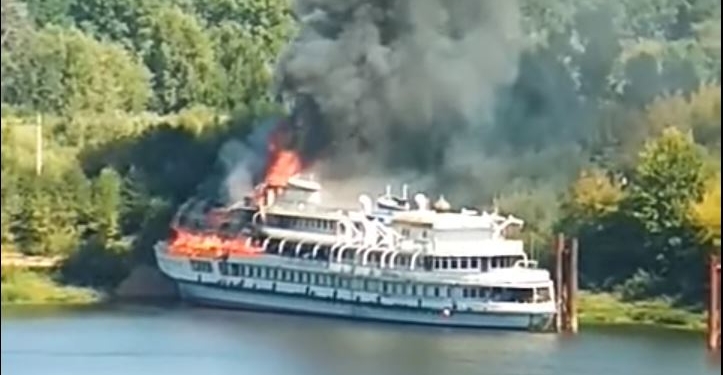 Под Новгородом горит теплоход “Святая Русь” (ФОТО, ВИДЕО)