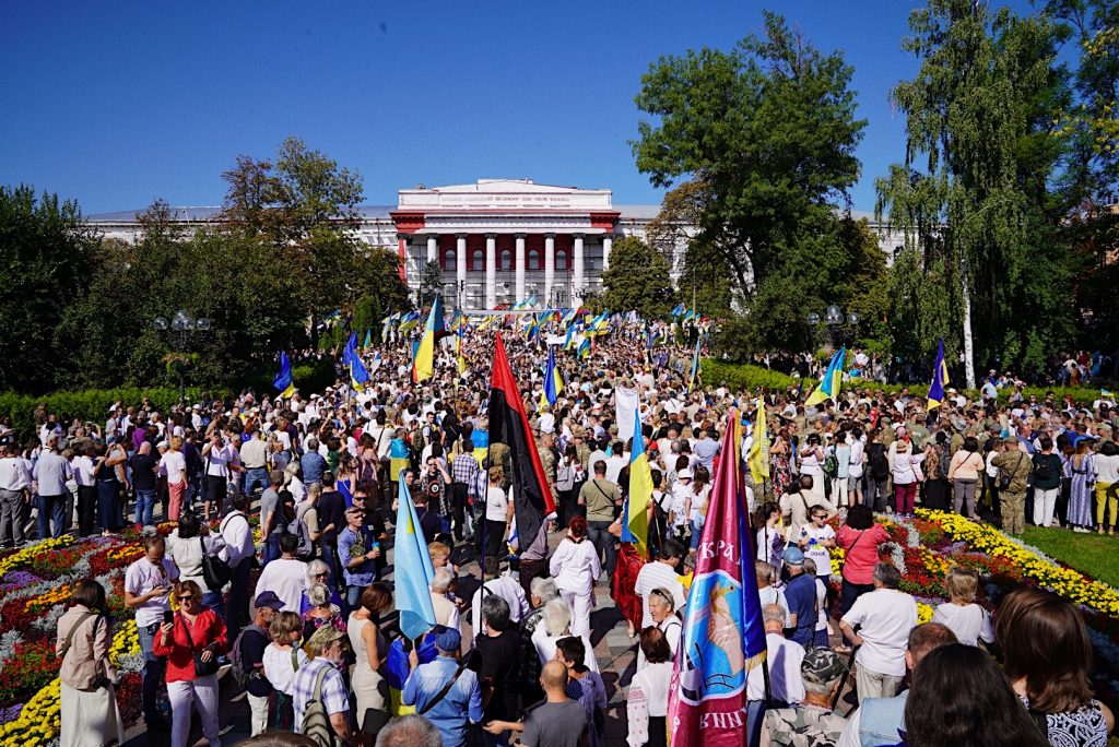 Тысячи людей вышли на Марш защитников ко Дню независимости в Киеве (ВИДЕО) 1