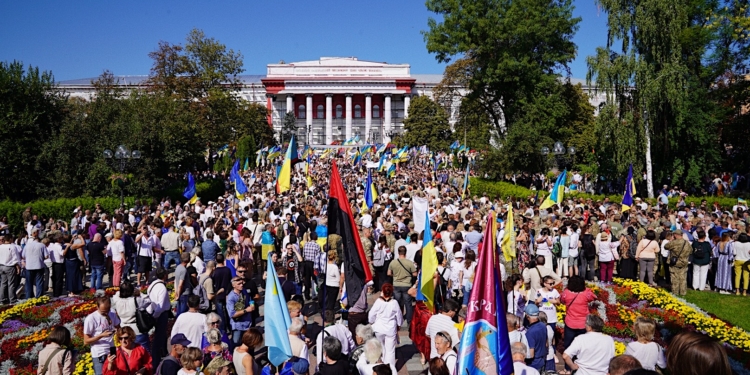 Тысячи людей вышли на Марш защитников ко Дню независимости в Киеве (ВИДЕО)