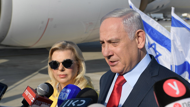 Скандал. Жена израильского премьера не оценила украинские хлеб-соль – бросила кусочек каравая на землю (ВИДЕО)