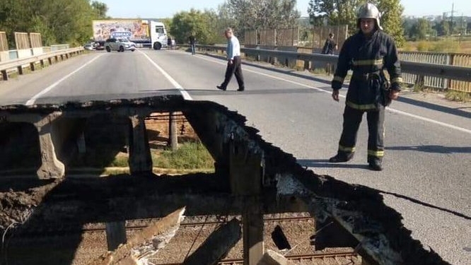 В Харькове обвалился автомобильный мост (ВИДЕО)