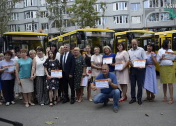 В Николаеве передали 24 школьных автобуса учебным заведениям области. Нужно еще 30 (ФОТО и ВИДЕО)