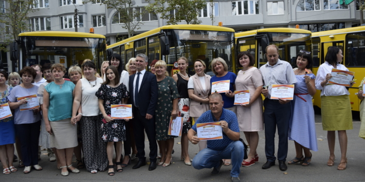 В Николаеве передали 24 школьных автобуса учебным заведениям области. Нужно еще 30 (ФОТО и ВИДЕО)