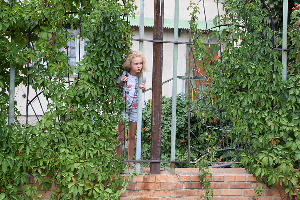 В Николаеве спасатели помогли девочке, которая застряла в металлическом заборе (ВИДЕО, ФОТО) 3