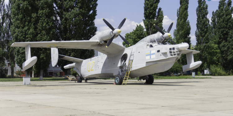 “НАРП” одновременно ремонтирует сверхзвуковые бомбардировщик и разведчик, восстанавливает самолет-амфибию Бе-12 и модернизирует Ил-76МД (ФОТО)