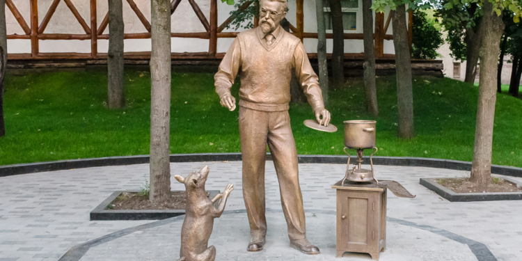 В Харькове установили скульптуру академика Вернадского с рецептом борща (ФОТО, ВИДЕО)