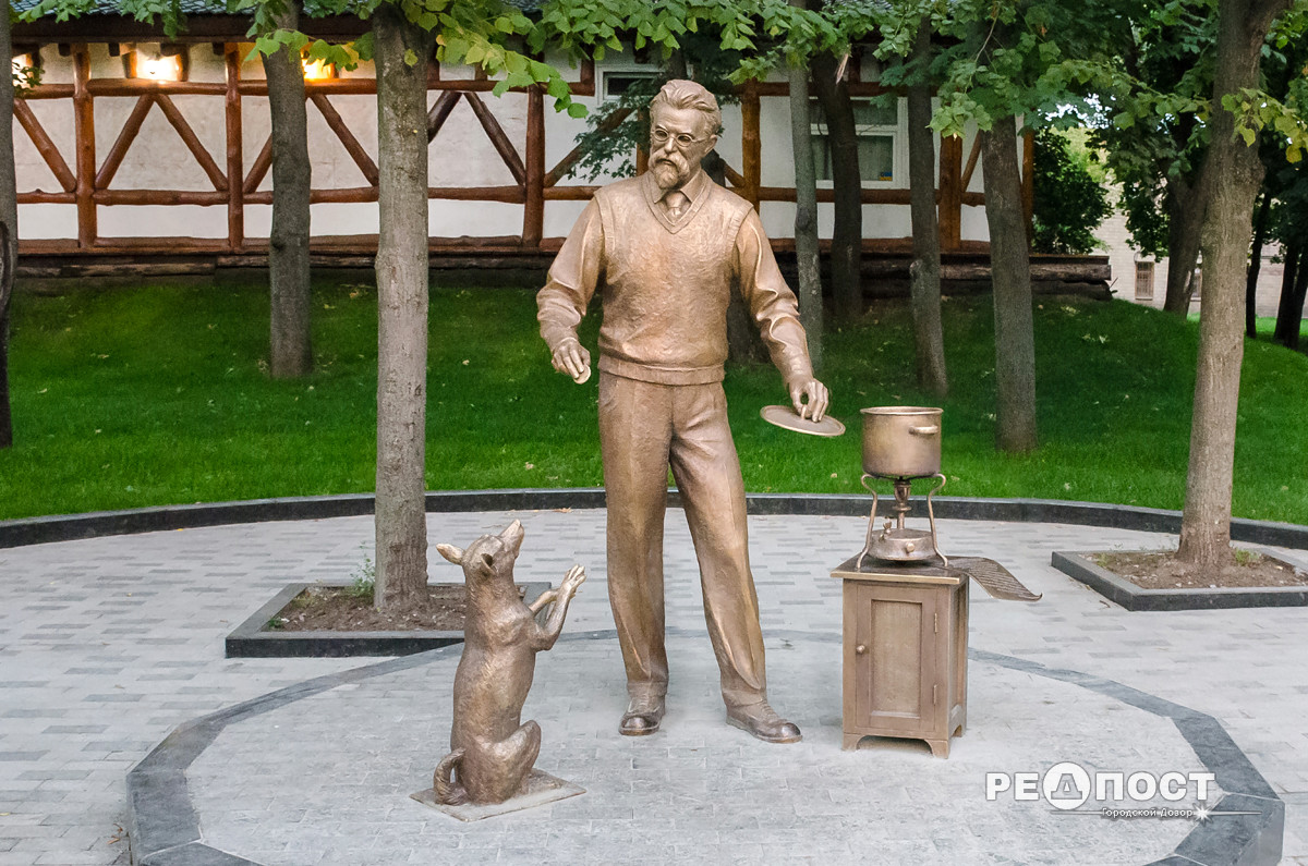 В Харькове установили скульптуру академика Вернадского с рецептом борща (ФОТО, ВИДЕО)