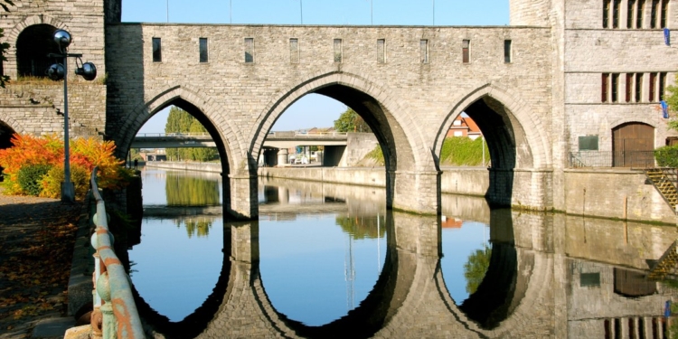 В Бельгии для прохода кораблей снесли мост XIII века (ФОТО)