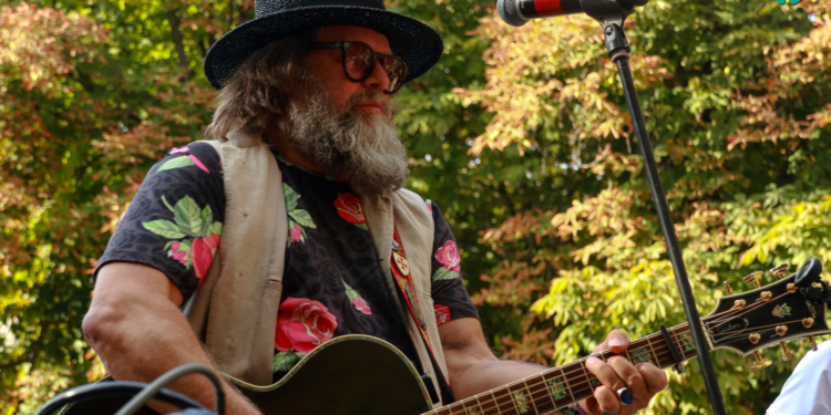 «Спасибо, любимые!»: легендарный Борис Гребенщиков и группа «Аквариум» выступили в Каштановом сквере (ФОТО, ВИДЕО)