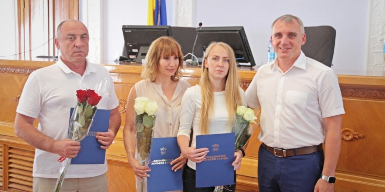 Николаевских спортсменок, выигравших медали в Неаполе и Минске, торжественно поздравили во время сессии горсовета