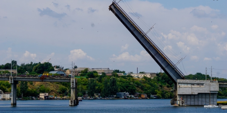 В Николаеве развели мосты, чтобы пропустить на НСЗ десантный корабль «Юрий Олефиренко» (ФОТО, ВИДЕО)