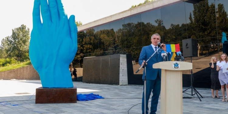 Из Ливерпуля в Николаев. Горожанам презентовали современную скульптуру Middle Way (ФОТО, ВИДЕО)