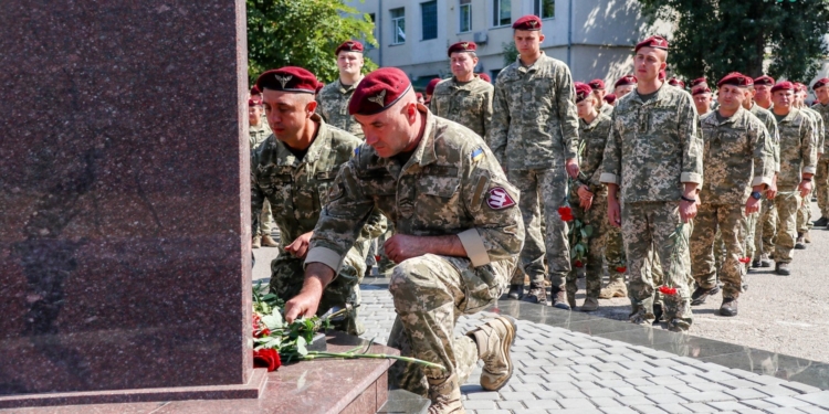 Отвага и честь. Николаевские десантники почтили память погибших собратьев (ФОТО, ВИДЕО)