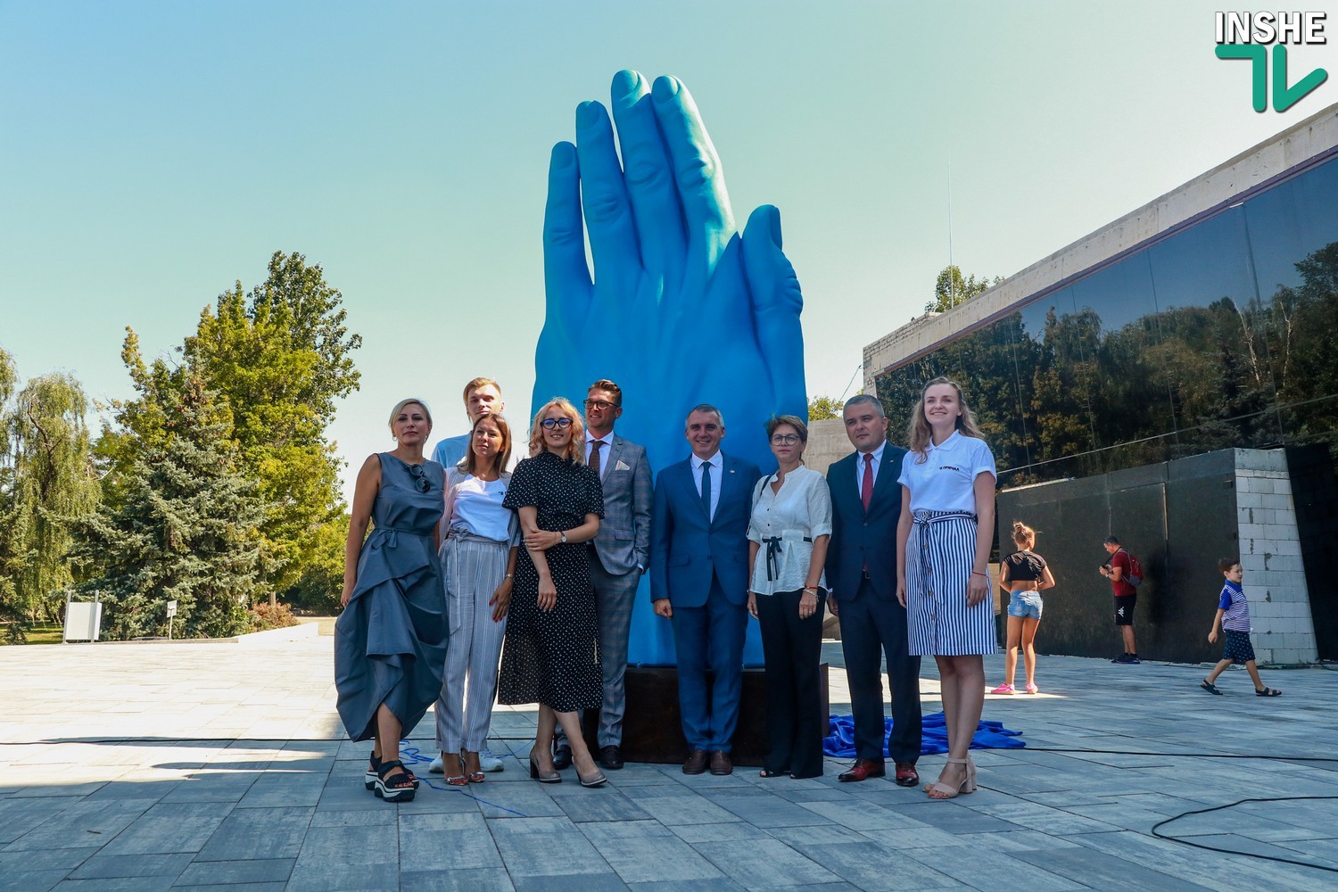 Из Ливерпуля в Николаев. Горожанам презентовали современную скульптуру Middle Way (ФОТО, ВИДЕО)