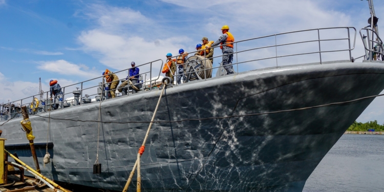 В Николаеве развели мосты, чтобы пропустить на НСЗ десантный корабль «Юрий Олефиренко» (ФОТО, ВИДЕО)