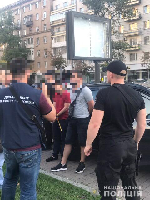 В Киеве задержали двух прокуроров - требовали $5000 за покой и невмешательство (ФОТО) 1