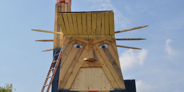 На родине Мелании Трамп установили деревянные памятники ей и мужу (ФОТО)