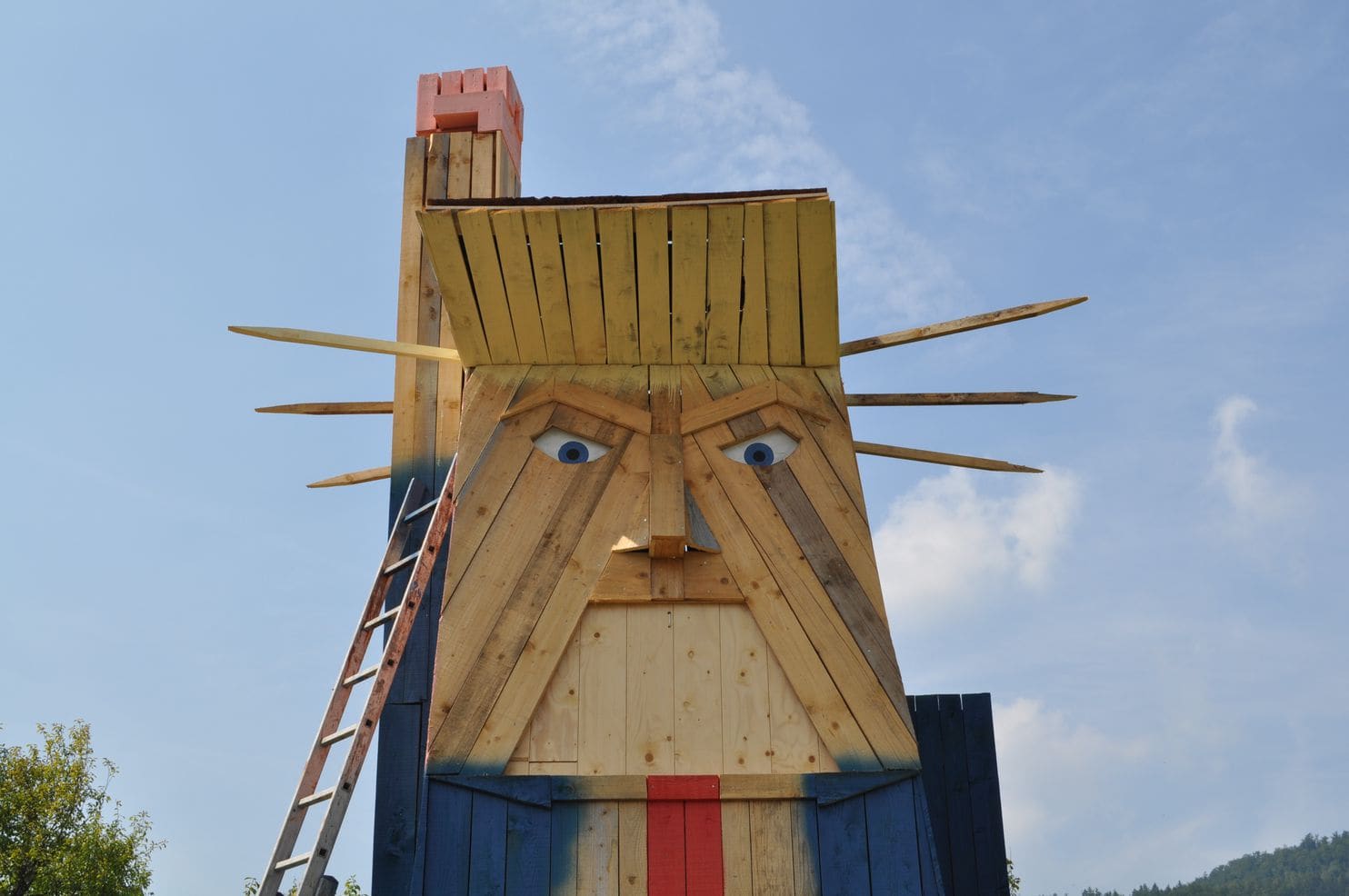 На родине Мелании Трамп установили деревянные памятники ей и мужу (ФОТО)