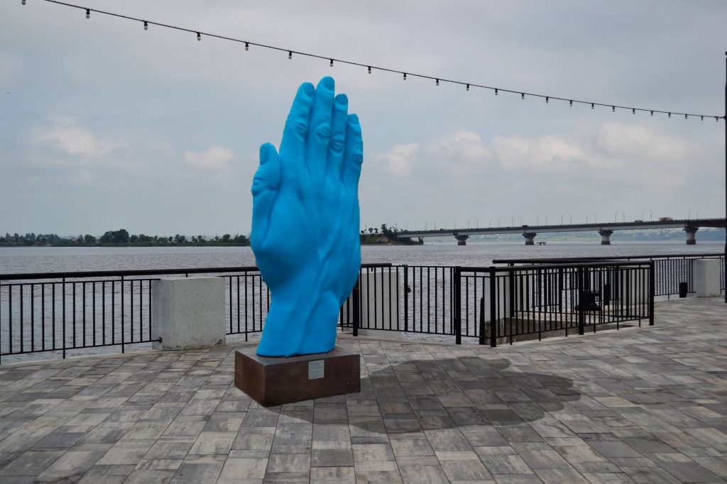 Синя рука або Середній шлях. Велику сучасну скульптуру, що поїздила світом, продемонструють миколаївцям (ФОТО) 1