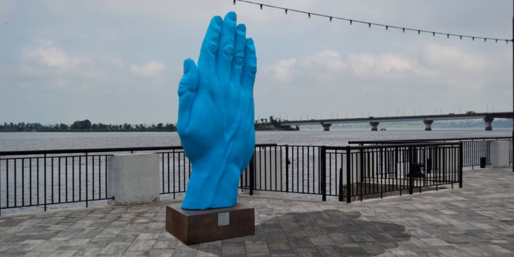 Синя рука або Середній шлях. Велику сучасну скульптуру, що поїздила світом, продемонструють миколаївцям (ФОТО)
