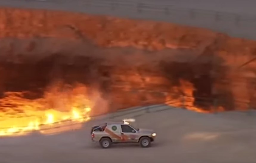Президент Туркменистана, о смерти которого ходили слухи, прокатился на автомобиле у "Врат ада" (ВИДЕО) 1