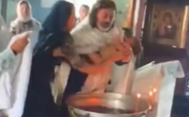 В России священник травмировал годовалого ребенка при крещении (ВИДЕО)