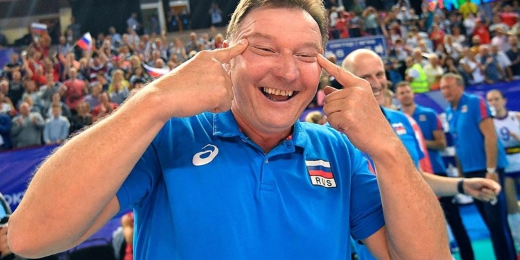 Южная Корея пожаловалась на тренера сборной России по волейболу, который изобразил узкие глаза