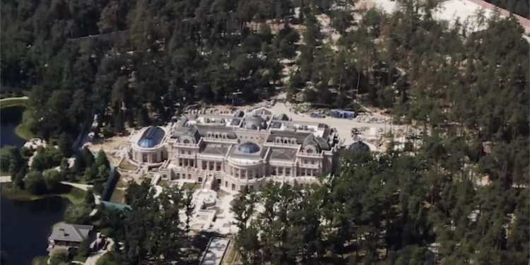 Парад роскоши: Журналисты показали дворец Ахметова (ВИДЕО)