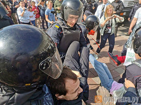 В России полицейский написал заявление на активистку, сказавшую, что у него "нет совести" 1