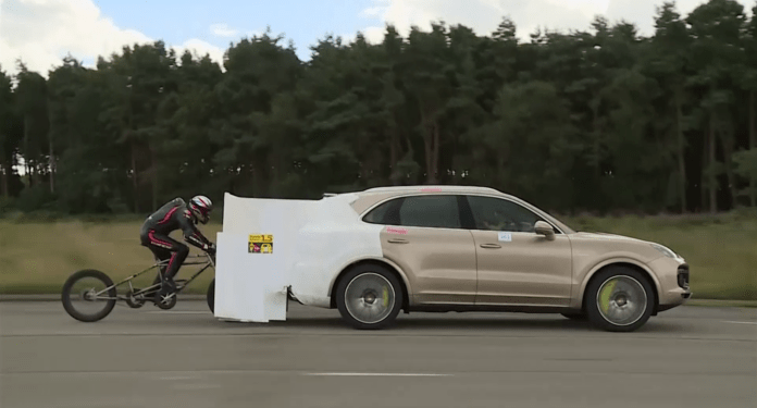 Британец стал рекордсменом, разогнав велосипед до 280 км в час (ВИДЕО)