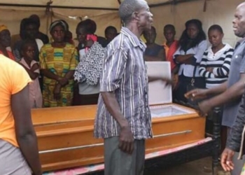 Кенийца выкопали из могилы, чтобы снять с него униформу