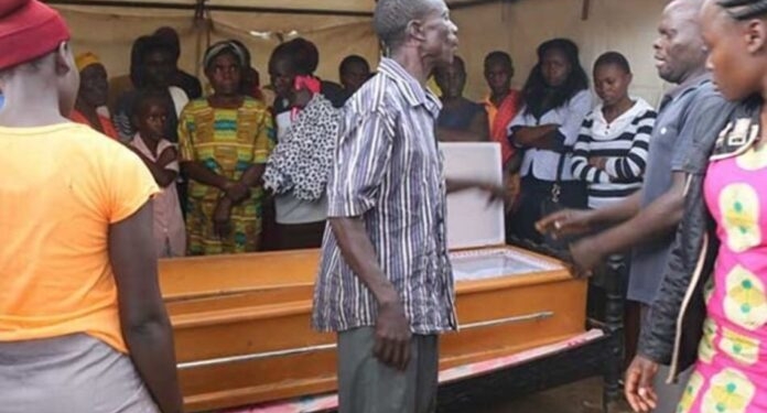 Кенийца выкопали из могилы, чтобы снять с него униформу