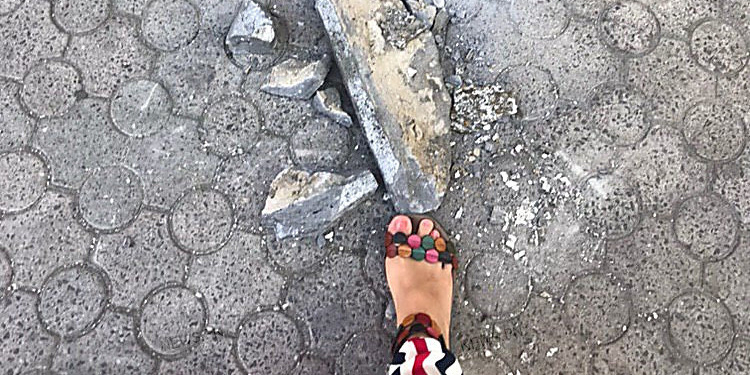 «Прямо за спиной рухнул»: на Соборной улице отвалился кусок балкона, едва не задев девушку (ФОТО)