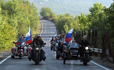 Оккупанты не стали штрафовать Путина за езду на мотоцикле без шлема в Крыму 1