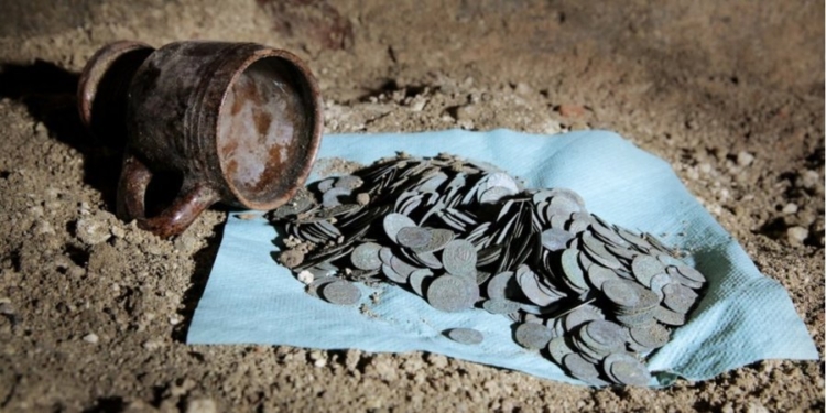 В польской церкви нашли клад из тысячи старинных монет