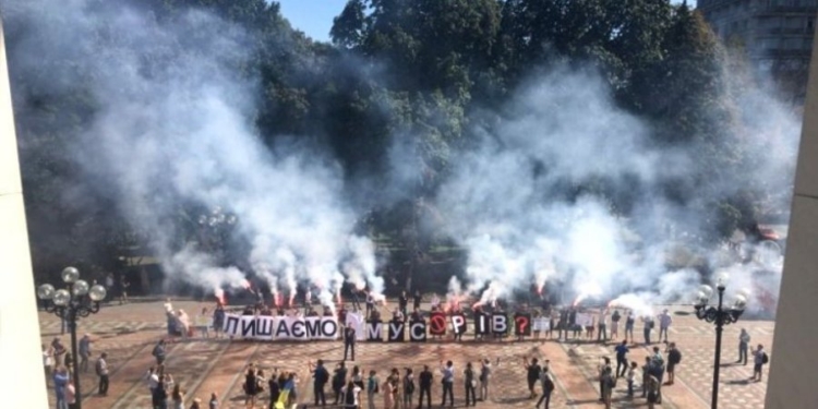 Фаеры под Радой: активисты из-за дела Гандзюк протестуют против повторного назначения Авакова